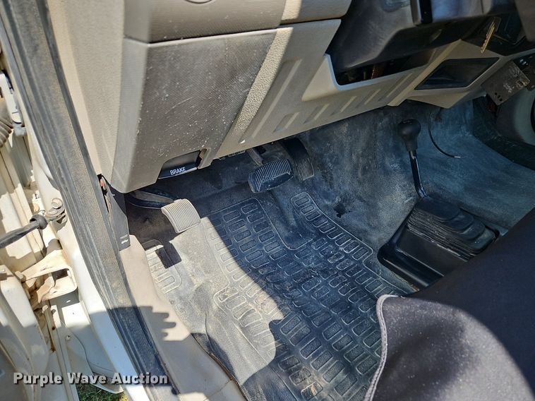 image for item LM9143 2009 Ford F350 Super Duty XL  flatbed pickup truck