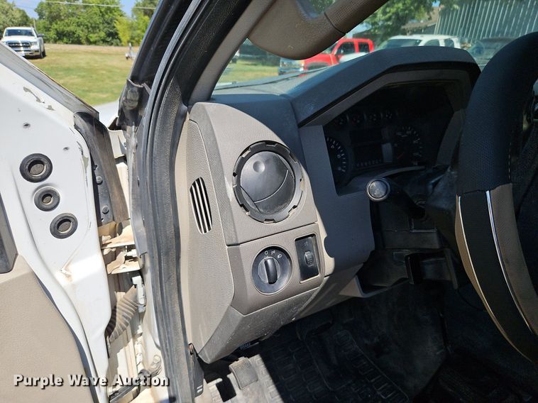 image for item LM9143 2009 Ford F350 Super Duty XL  flatbed pickup truck