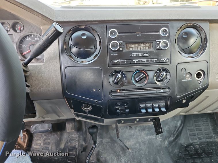 image for item LM9143 2009 Ford F350 Super Duty XL  flatbed pickup truck