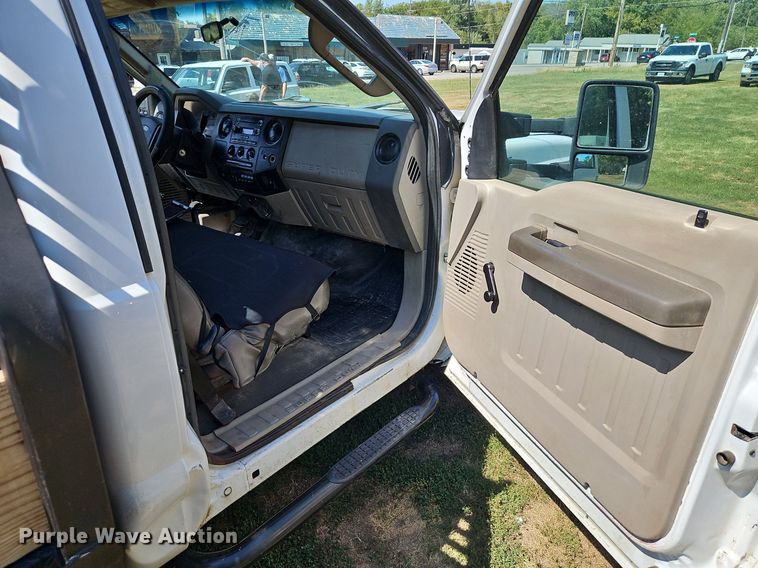 image for item LM9143 2009 Ford F350 Super Duty XL  flatbed pickup truck