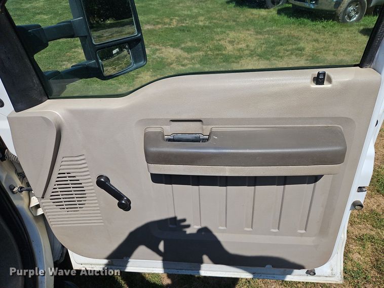 image for item LM9143 2009 Ford F350 Super Duty XL  flatbed pickup truck