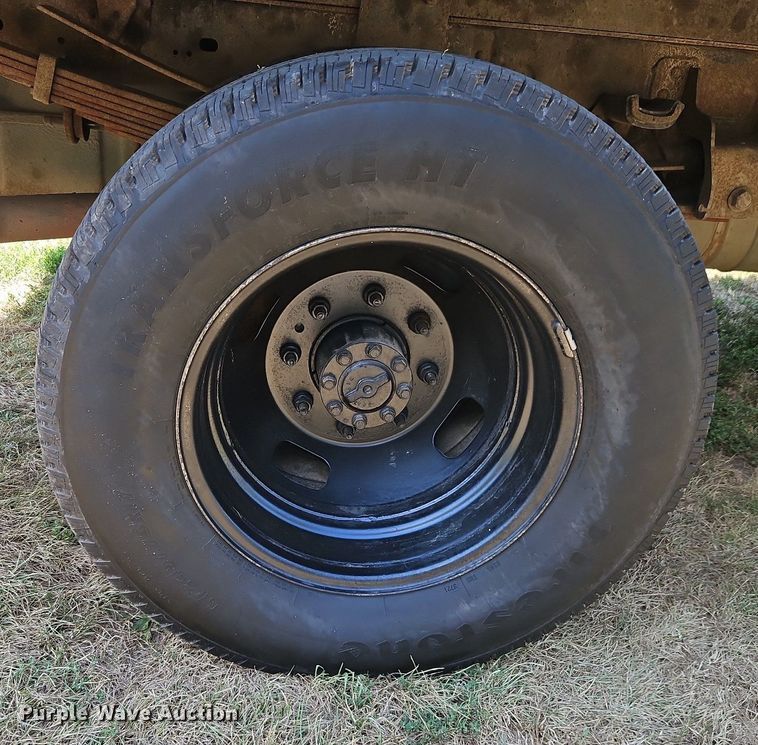 image for item LM9143 2009 Ford F350 Super Duty XL  flatbed pickup truck