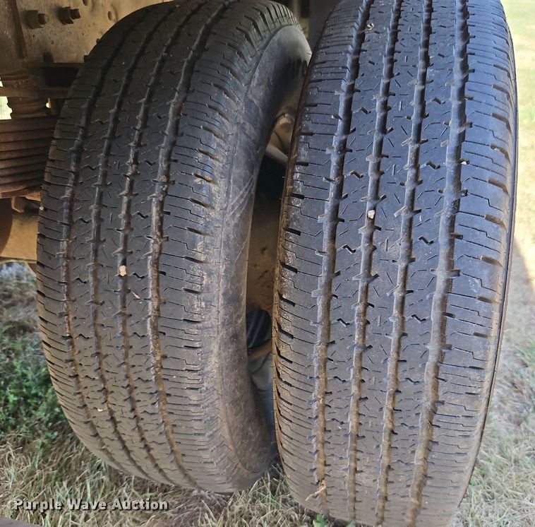 image for item LM9143 2009 Ford F350 Super Duty XL  flatbed pickup truck