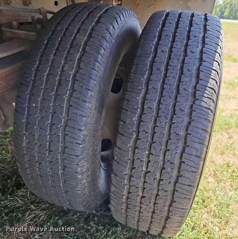 image for item LM9143 2009 Ford F350 Super Duty XL  flatbed pickup truck