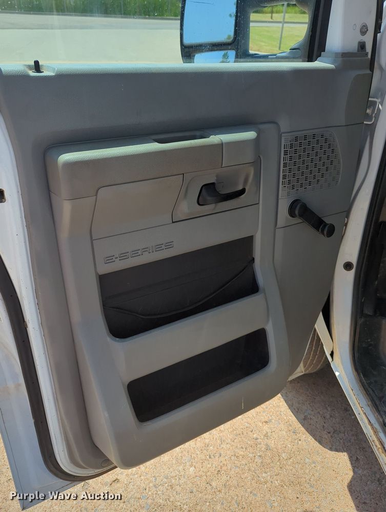 image for item LN9027 2013 Ford E450 Super Duty  box truck