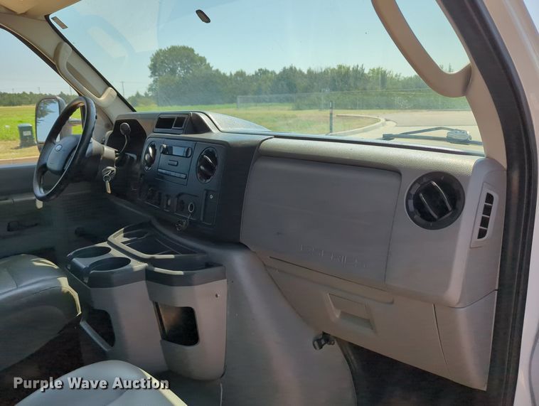 image for item LN9027 2013 Ford E450 Super Duty  box truck