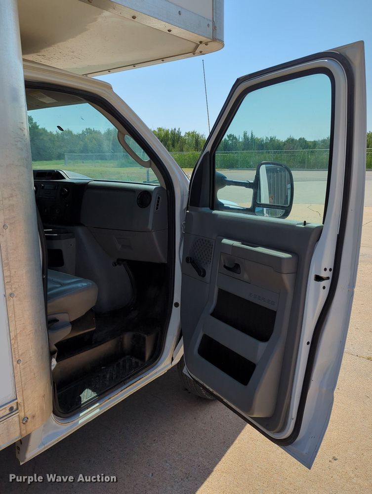 image for item LN9027 2013 Ford E450 Super Duty  box truck