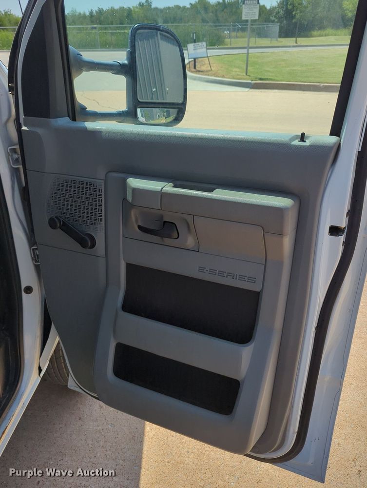 image for item LN9027 2013 Ford E450 Super Duty  box truck