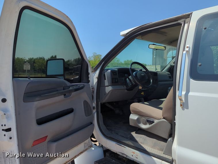 image for item LN9028 2006 Ford F650 Super Duty tow truck