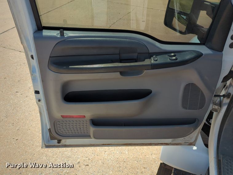 image for item LN9028 2006 Ford F650 Super Duty tow truck