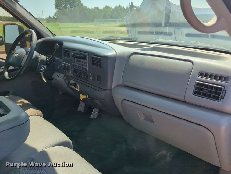 image for item LN9028 2006 Ford F650 Super Duty tow truck