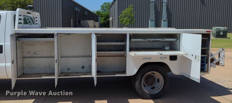 image for item LN9029 1999 Ford F550 Super Duty  utility / service truck