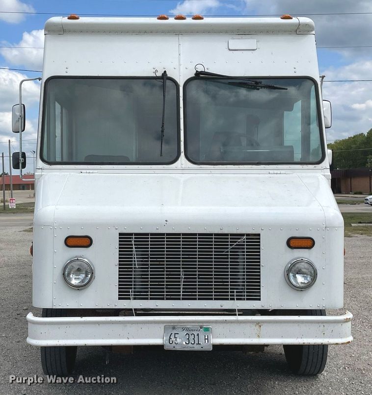 image for item LV9806 2001 Freightliner MT45 delivery truck