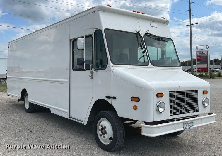 image for item LV9806 2001 Freightliner MT45 delivery truck