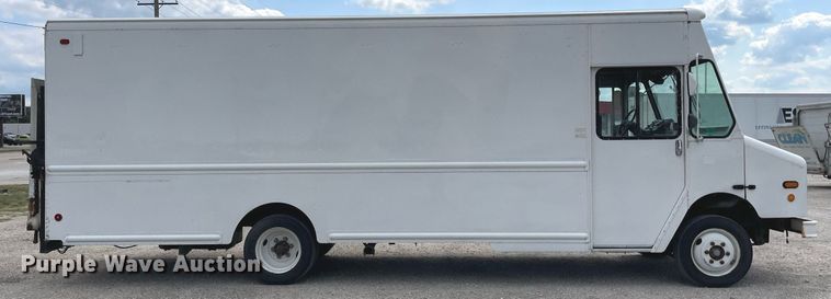 image for item LV9806 2001 Freightliner MT45 delivery truck