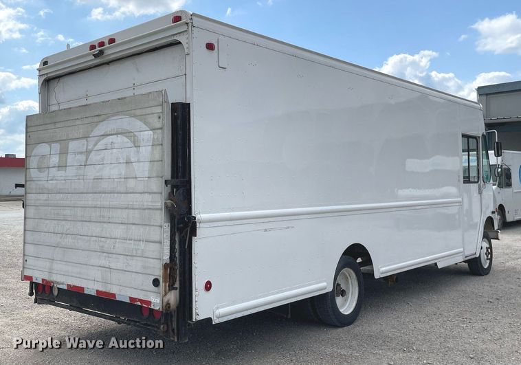 image for item LV9806 2001 Freightliner MT45 delivery truck