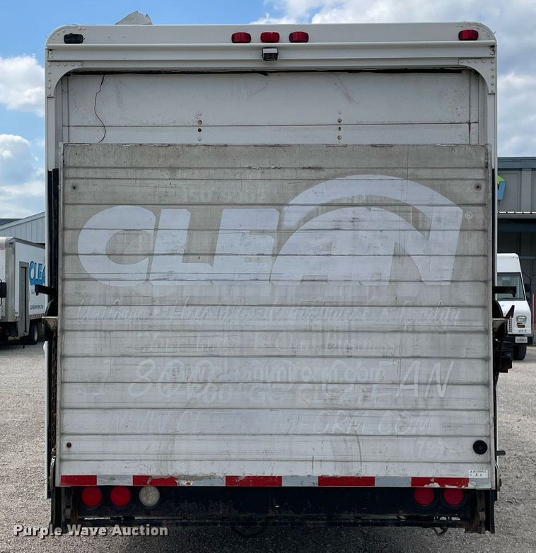 image for item LV9806 2001 Freightliner MT45 delivery truck