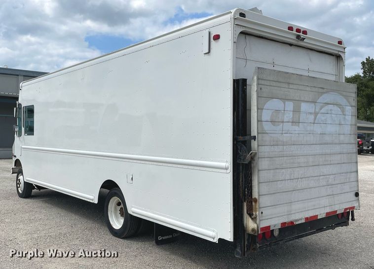 image for item LV9806 2001 Freightliner MT45 delivery truck