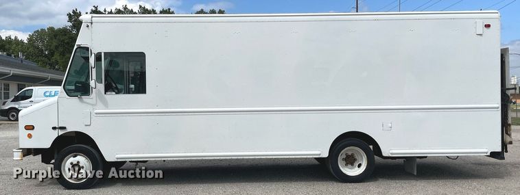 image for item LV9806 2001 Freightliner MT45 delivery truck