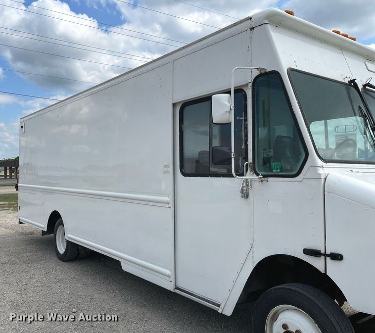 image for item LV9806 2001 Freightliner MT45 delivery truck