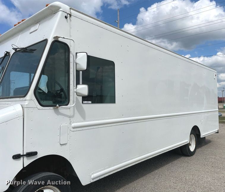 image for item LV9806 2001 Freightliner MT45 delivery truck