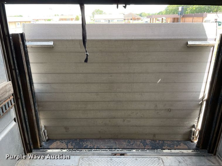 image for item LV9806 2001 Freightliner MT45 delivery truck