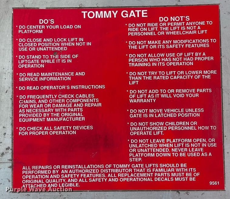 image for item LV9806 2001 Freightliner MT45 delivery truck