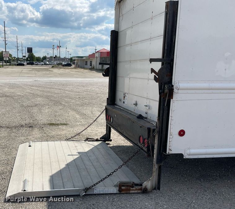 image for item LV9806 2001 Freightliner MT45 delivery truck