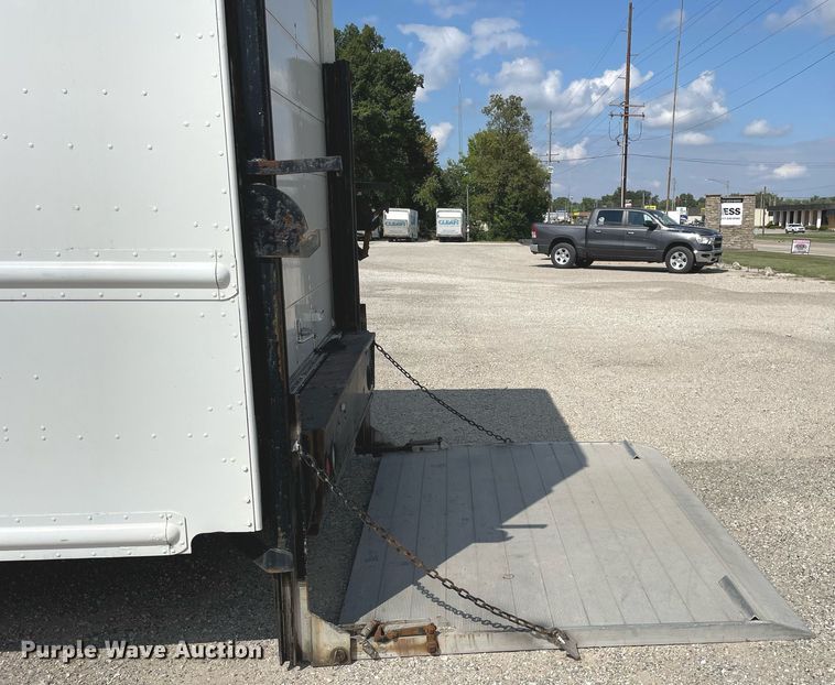 image for item LV9806 2001 Freightliner MT45 delivery truck