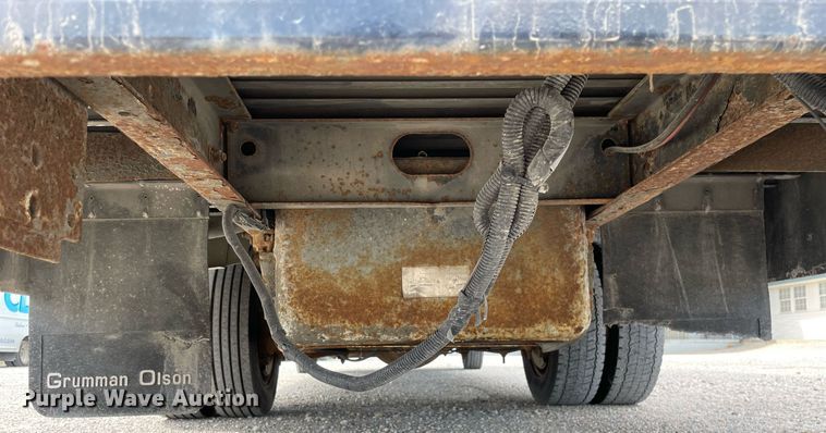 image for item LV9806 2001 Freightliner MT45 delivery truck