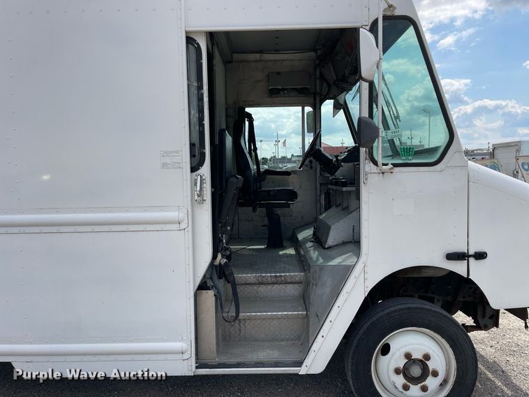 image for item LV9806 2001 Freightliner MT45 delivery truck