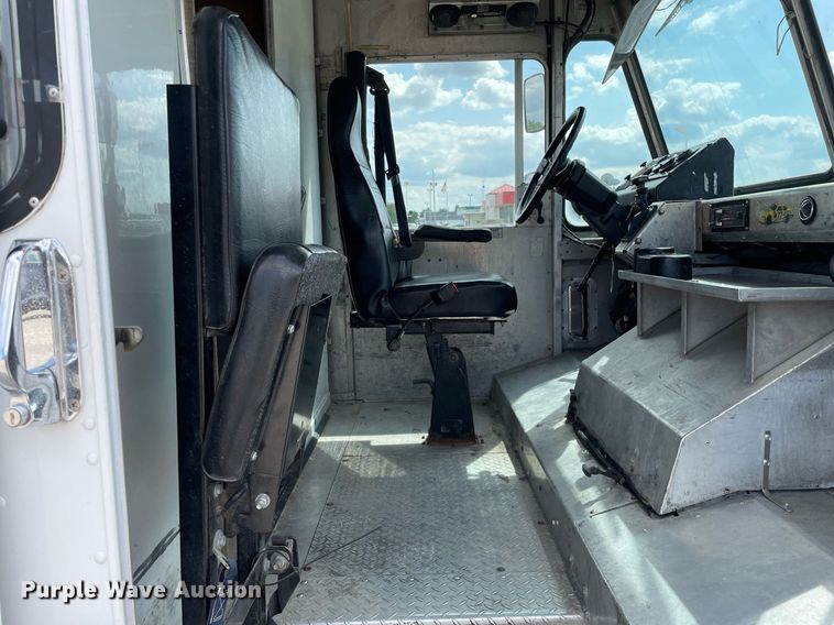 image for item LV9806 2001 Freightliner MT45 delivery truck