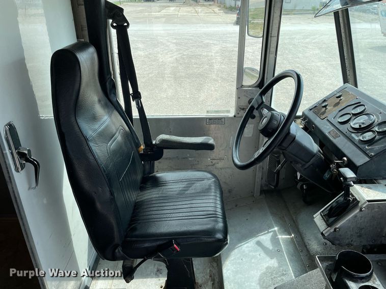 image for item LV9806 2001 Freightliner MT45 delivery truck