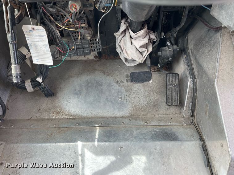 image for item LV9806 2001 Freightliner MT45 delivery truck