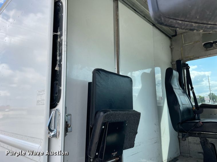 image for item LV9806 2001 Freightliner MT45 delivery truck