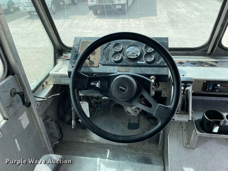 image for item LV9806 2001 Freightliner MT45 delivery truck