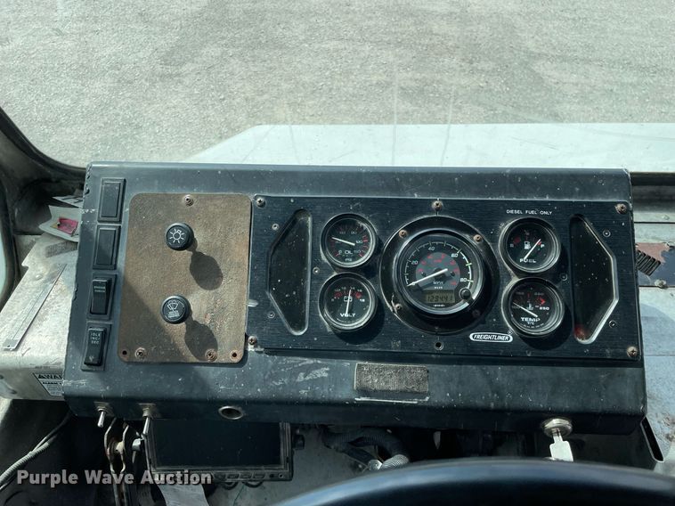 image for item LV9806 2001 Freightliner MT45 delivery truck