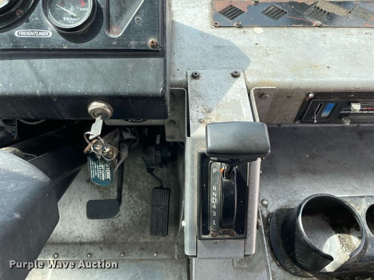 image for item LV9806 2001 Freightliner MT45 delivery truck