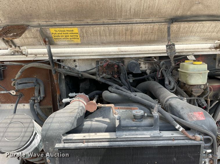 image for item LV9806 2001 Freightliner MT45 delivery truck