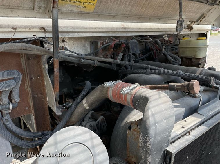 image for item LV9806 2001 Freightliner MT45 delivery truck