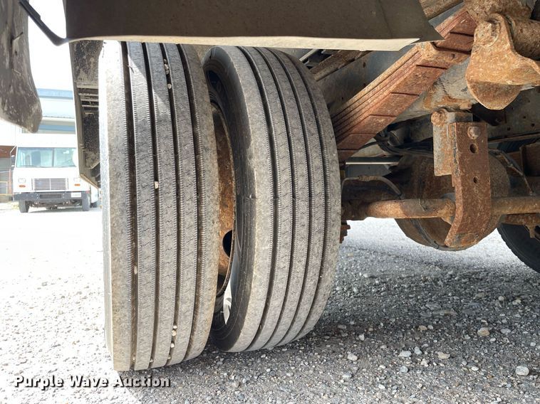 image for item LV9806 2001 Freightliner MT45 delivery truck