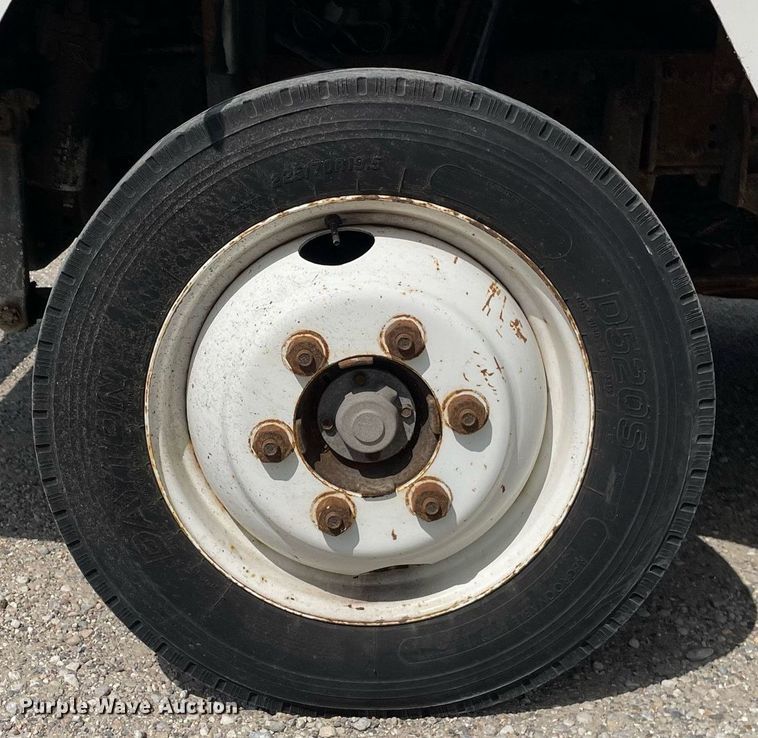 image for item LV9806 2001 Freightliner MT45 delivery truck