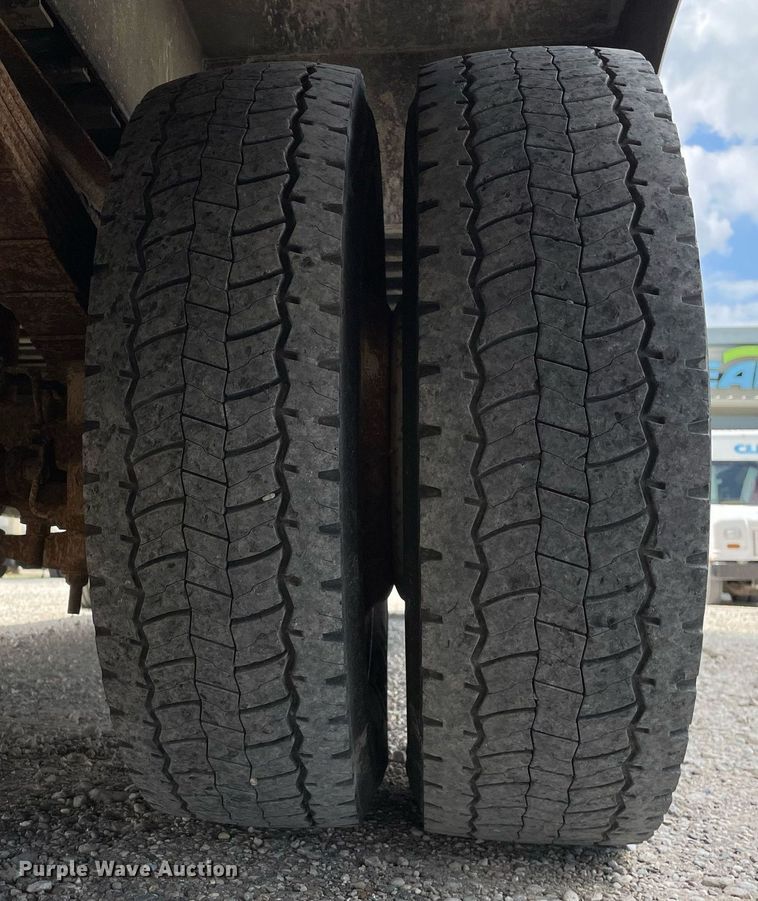 image for item LV9806 2001 Freightliner MT45 delivery truck