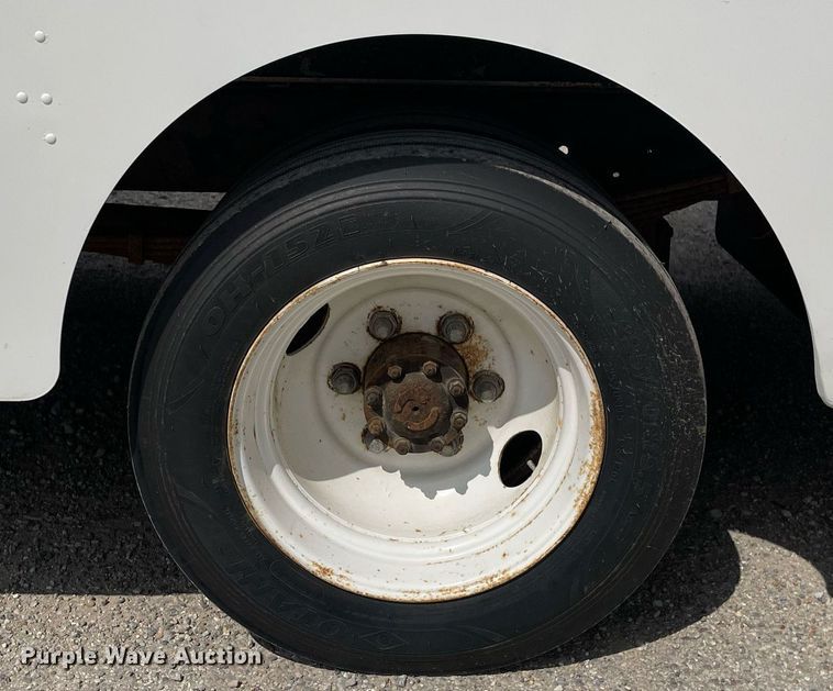 image for item LV9806 2001 Freightliner MT45 delivery truck