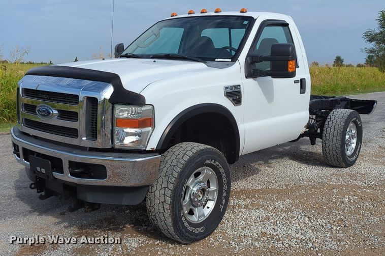 image for item LY9395 2008 Ford F350 Super Duty  pickup truck cab and chassis