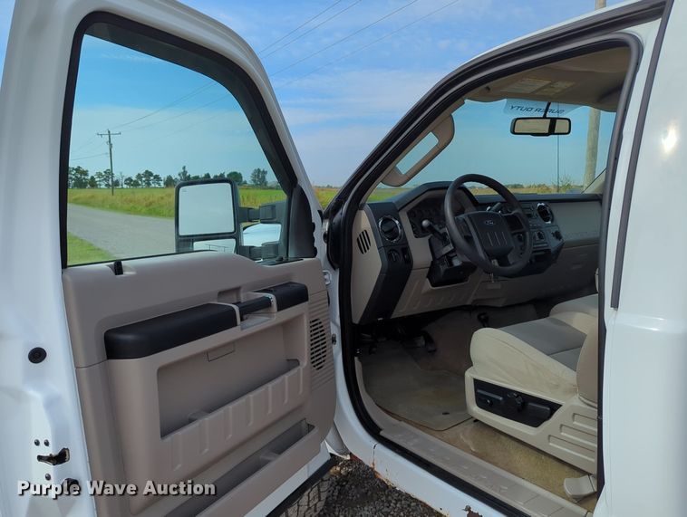 image for item LY9395 2008 Ford F350 Super Duty  pickup truck cab and chassis