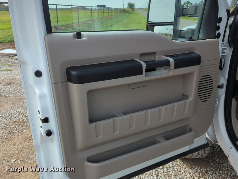 image for item LY9395 2008 Ford F350 Super Duty  pickup truck cab and chassis