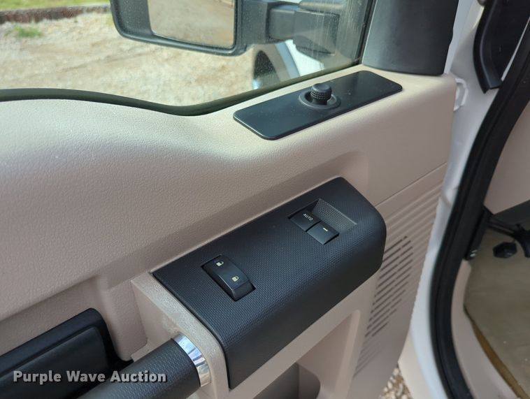 image for item LY9395 2008 Ford F350 Super Duty  pickup truck cab and chassis