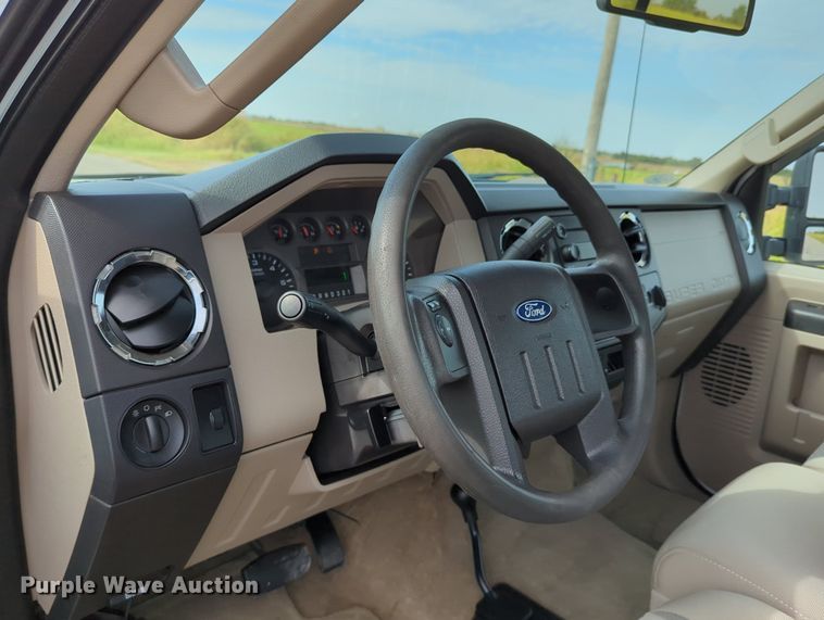 image for item LY9395 2008 Ford F350 Super Duty  pickup truck cab and chassis