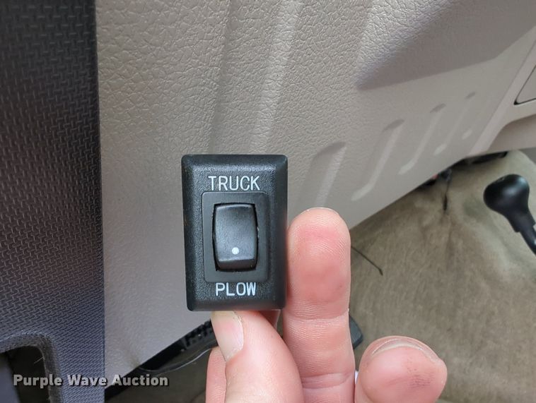 image for item LY9395 2008 Ford F350 Super Duty  pickup truck cab and chassis